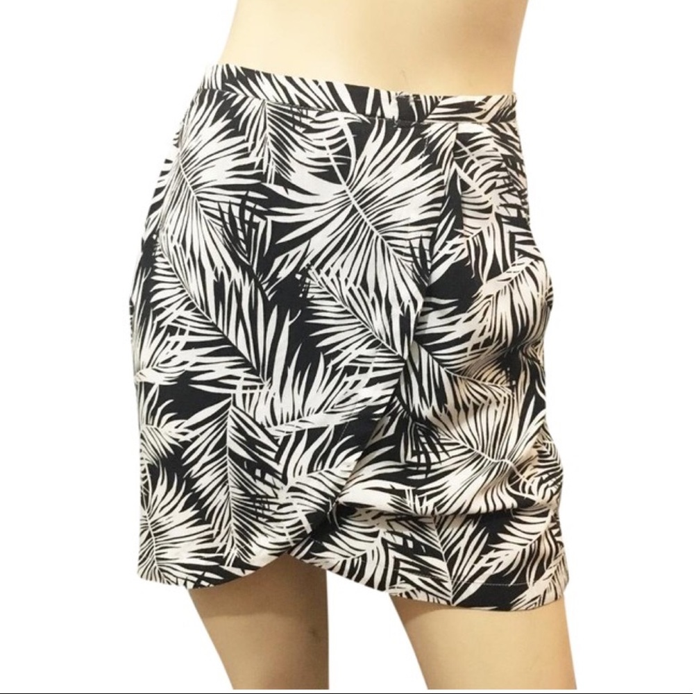 🥭 (4 for $15) H&M Black Floral Tropical Skirt - Picture 1 of 8